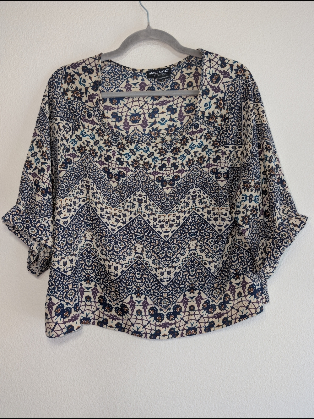About A Girl Navy and Cream Chevron Floral V-Neck Top Women's Size M